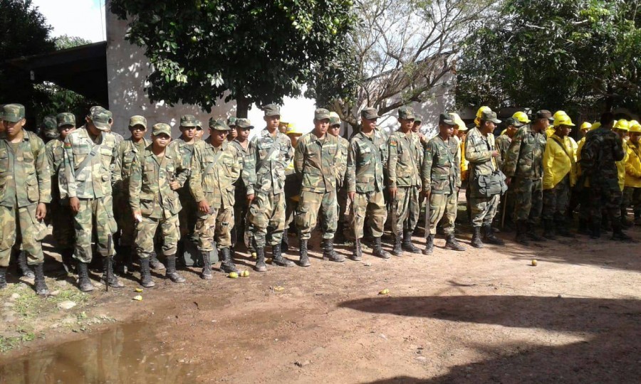 Fuerza armada hace trabajo comunitario en la Laguna de Macharet&iacute;